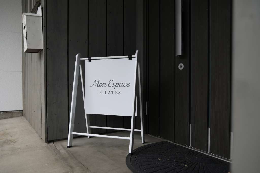 Mon Espace Pilatesの入口に設置された看板