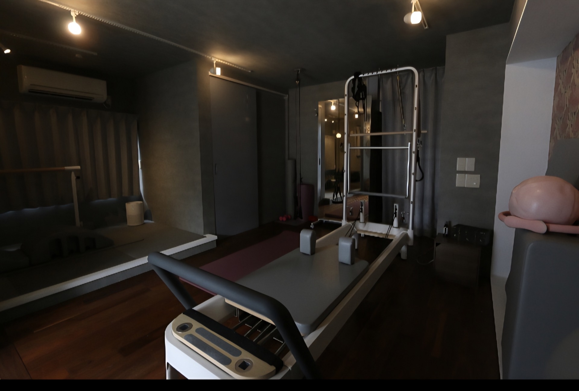 リフォーマーを備えたMon Espace Pilatesのスタジオ内観